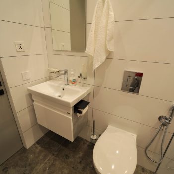 81 Apartment bathroom